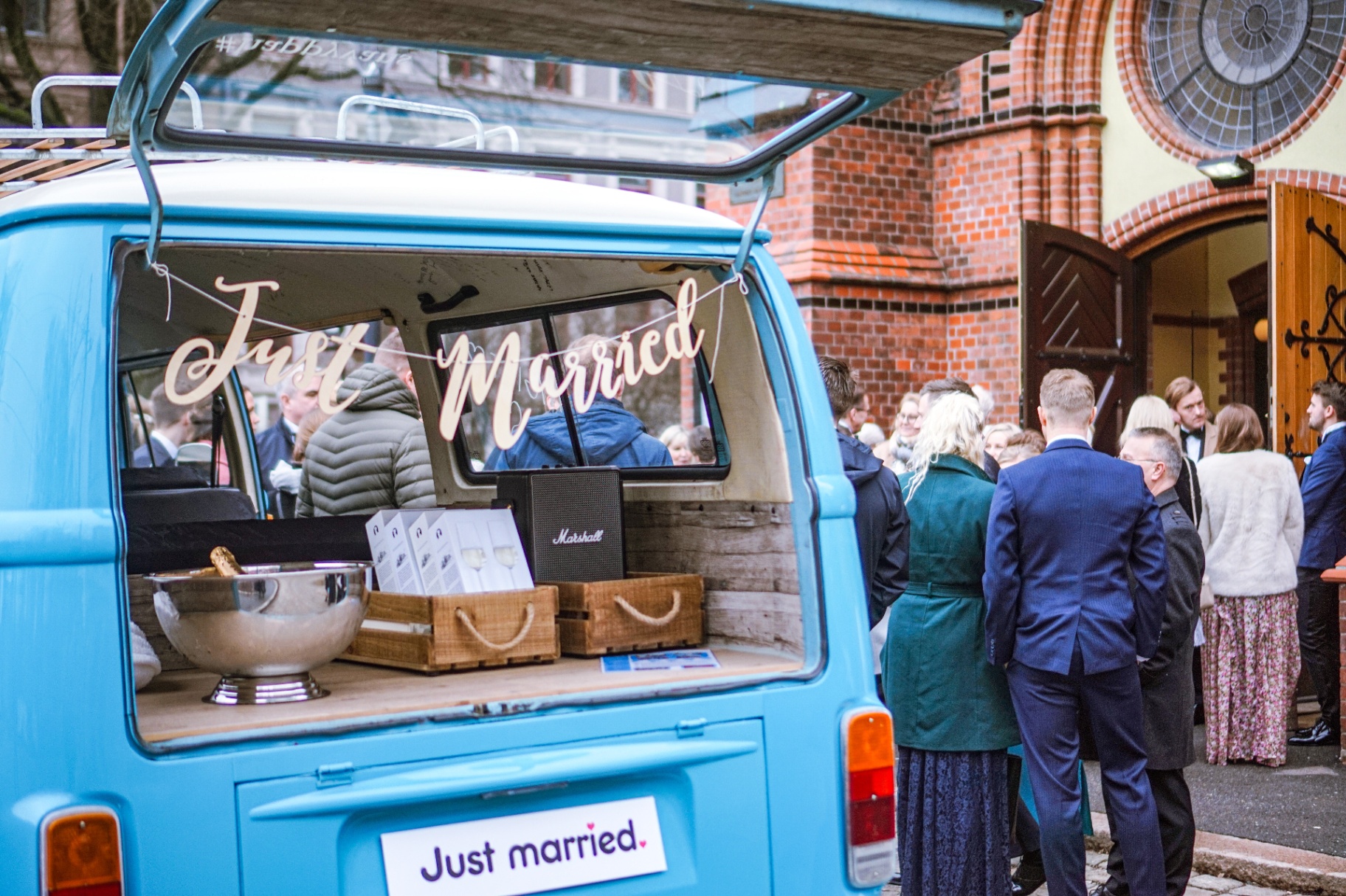 Just Married bak i VW-buss med gjester